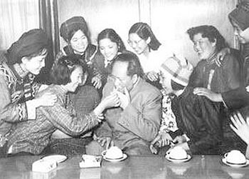 Click on image to see full-sized version 12345mao_zedong_with_women_in_1950.jpg