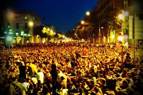 Click on image to see full-sized version 1000's occupied the areas around the park to block parliament from meeting today