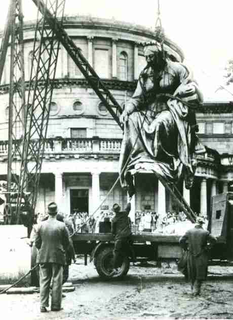 Click on image to see full-sized version Statue of Queen Victoria