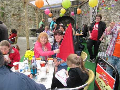Goretti and Anita waving the anarchist flag
